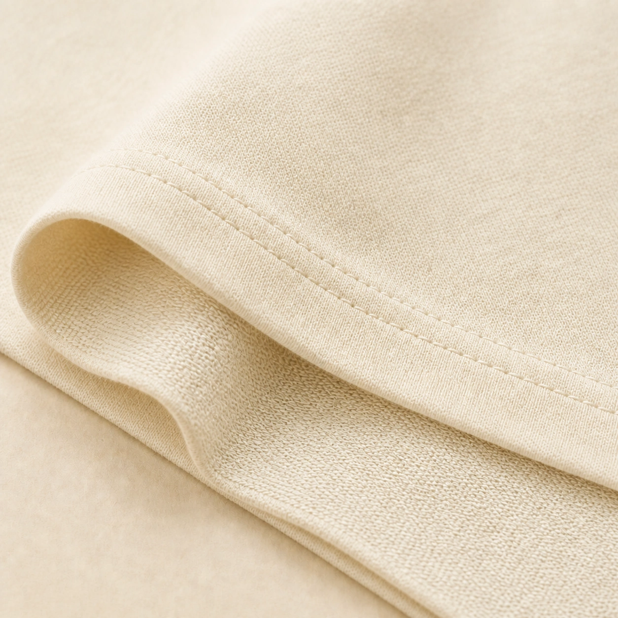 Detalle del tejido de algodón y las costuras de una camiseta