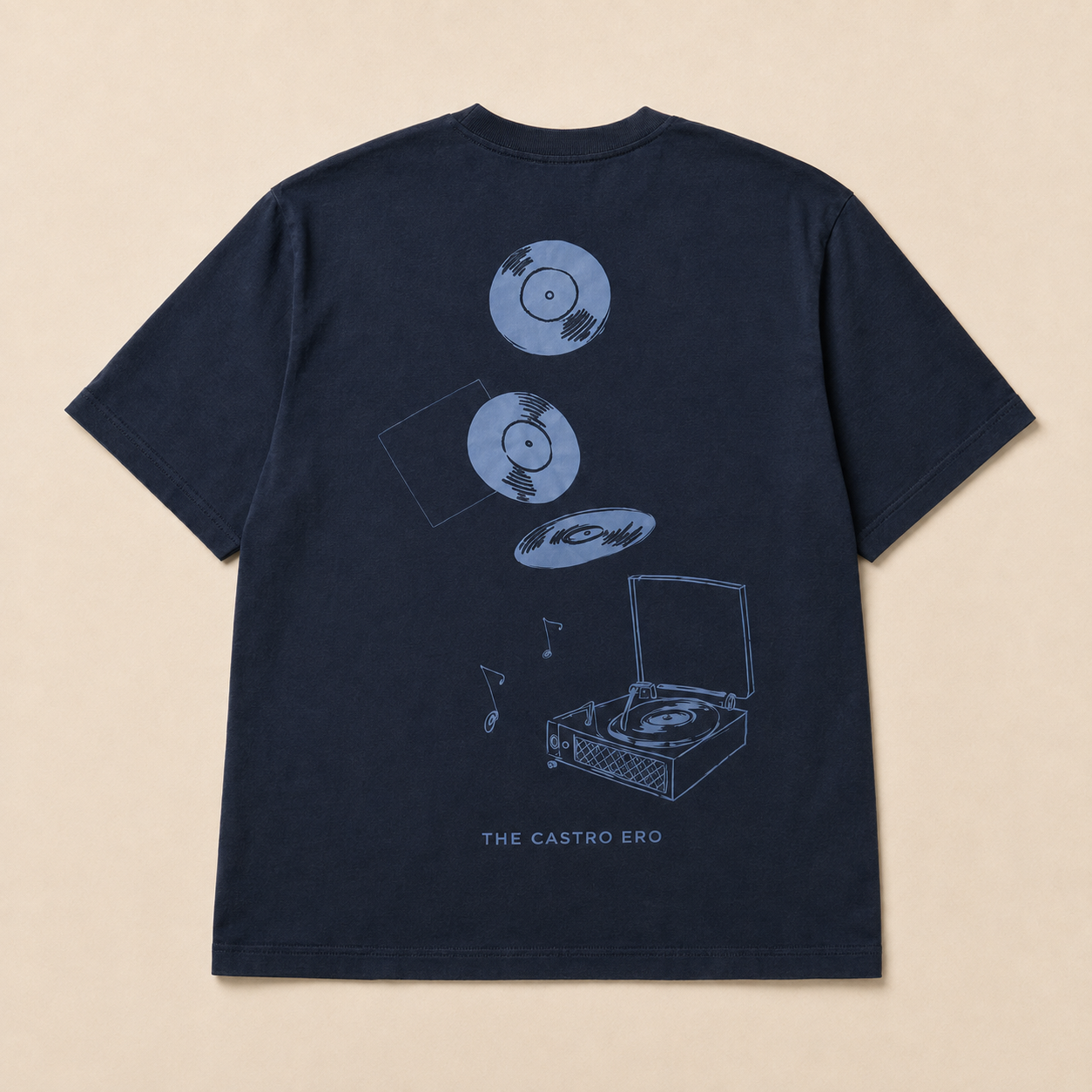 Espalda de la camiseta azul marino Que Siga Sonando con tres vinilos, notas musicales, un tocadiscos y la firma THE CASTRO ERO
